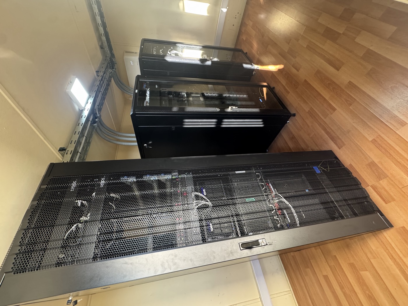 Racks de servidores y comunicaciones instalados por Toledos